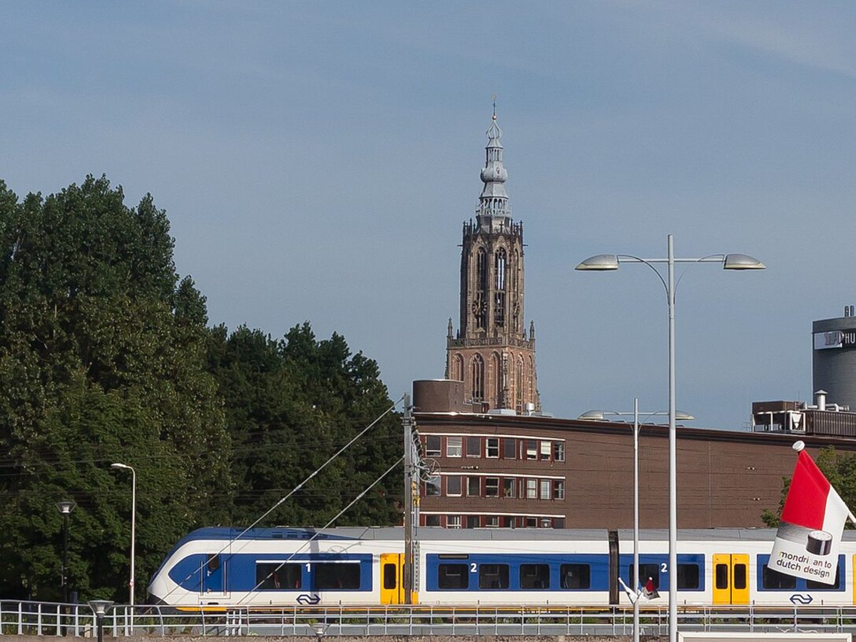 De Grote Kerk en het kasteel van Amersfoort weerspiegeld in het water
